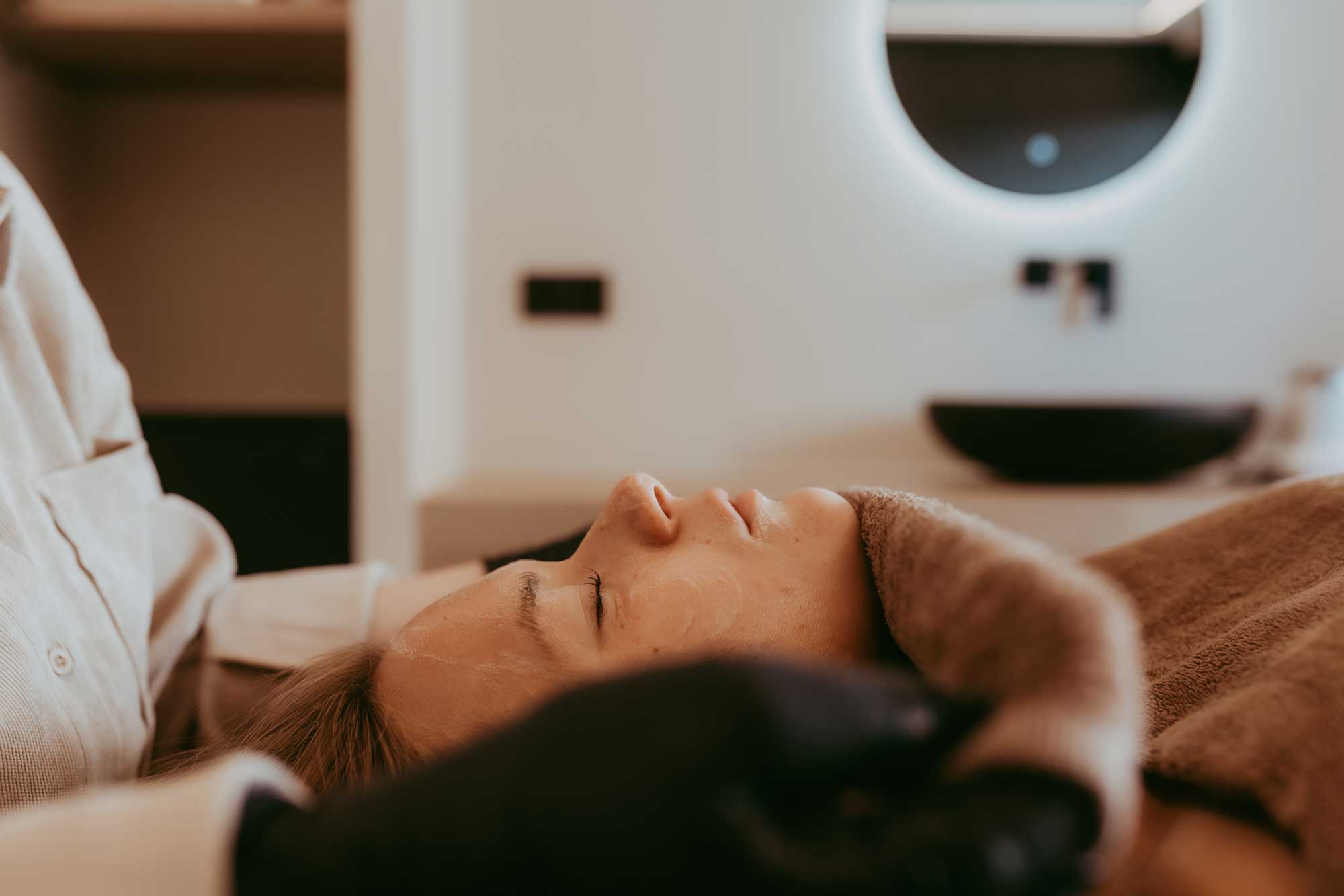 Rani geeft een gezichtsbehandeling | esthetiek rani | Schoonheidsspecialiste Rani Wynant, esthetiek, rani, schoonheidsspecialiste, ontharing, laserontharing, laser, ontharing gooik, nagels, massage, gooik, schoonheidsinstituut, beauty, wellness, massage, nagels, pedicure, manicure, voeten, handen, gezicht, gelaatsverzorging, lichaamsverzorging, gelish, ontharing, make-up, gelnagels, hotstone, kaarsmassage, sportmassage, schoonheid, nagels gooik, nagels lennik, schoonheidsspecialiste gooik, schoonheidsspecialiste lennik, schoonheidsspecialiste, schoonheidsspecialste rani, schoonheidsspecialiste esthetiek rani, schoonheidssalon, rani wynant gooik, rani, wynant, esthetiek rani, esthetiek rani wynant, mesoestetic, mesoestetic producten, mesoestetic gooik, mesoestetic schoonheid, mesoestetic schoonheidsproducten, schoonheidsspecialiste rani, schoonheidsspecialiste rani wynant, schoonheidsspecialiste esthetiek rani, schoonheidsspecialiste esthetiek rani gooik, schoonheidsspecialiste esthetiek rani lennik