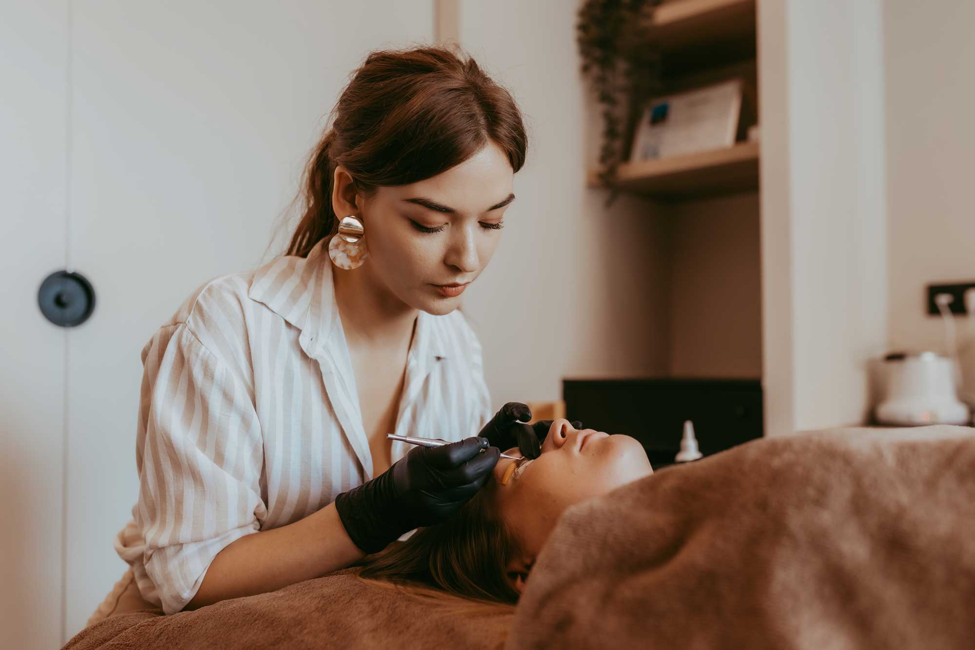 Gwendolien geeft een gelaatsverzorging | esthetiek rani | Schoonheidsspecialiste Rani Wynant, esthetiek, rani, schoonheidsspecialiste, ontharing, laserontharing, laser, ontharing gooik, nagels, massage, gooik, schoonheidsinstituut, beauty, wellness, massage, nagels, pedicure, manicure, voeten, handen, gezicht, gelaatsverzorging, lichaamsverzorging, gelish, ontharing, make-up, gelnagels, hotstone, kaarsmassage, sportmassage, schoonheid, nagels gooik, nagels lennik, schoonheidsspecialiste gooik, schoonheidsspecialiste lennik, schoonheidsspecialiste, schoonheidsspecialste rani, schoonheidsspecialiste esthetiek rani, schoonheidssalon, rani wynant gooik, rani, wynant, esthetiek rani, esthetiek rani wynant, mesoestetic, mesoestetic producten, mesoestetic gooik, mesoestetic schoonheid, mesoestetic schoonheidsproducten, schoonheidsspecialiste rani, schoonheidsspecialiste rani wynant, schoonheidsspecialiste esthetiek rani, schoonheidsspecialiste esthetiek rani gooik, schoonheidsspecialiste esthetiek rani lennik