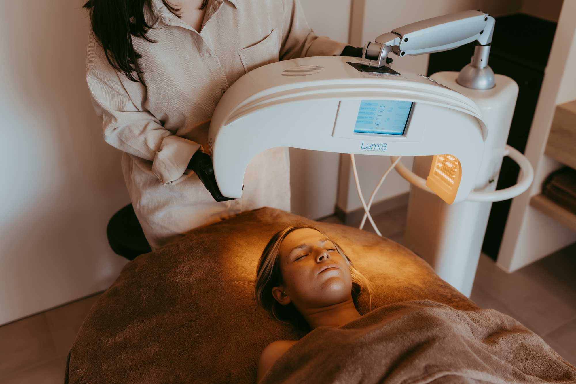 Rani geeft een gezichtsverzorging met lumi 8 | esthetiek rani | Schoonheidsspecialiste Rani Wynant, esthetiek, rani, schoonheidsspecialiste, ontharing, laserontharing, laser, ontharing gooik, nagels, massage, gooik, schoonheidsinstituut, beauty, wellness, massage, nagels, pedicure, manicure, voeten, handen, gezicht, gelaatsverzorging, lichaamsverzorging, gelish, ontharing, make-up, gelnagels, hotstone, kaarsmassage, sportmassage, schoonheid, nagels gooik, nagels lennik, schoonheidsspecialiste gooik, schoonheidsspecialiste lennik, schoonheidsspecialiste, schoonheidsspecialste rani, schoonheidsspecialiste esthetiek rani, schoonheidssalon, rani wynant gooik, rani, wynant, esthetiek rani, esthetiek rani wynant, mesoestetic, mesoestetic producten, mesoestetic gooik, mesoestetic schoonheid, mesoestetic schoonheidsproducten, schoonheidsspecialiste rani, schoonheidsspecialiste rani wynant, schoonheidsspecialiste esthetiek rani, schoonheidsspecialiste esthetiek rani gooik, schoonheidsspecialiste esthetiek rani lennik