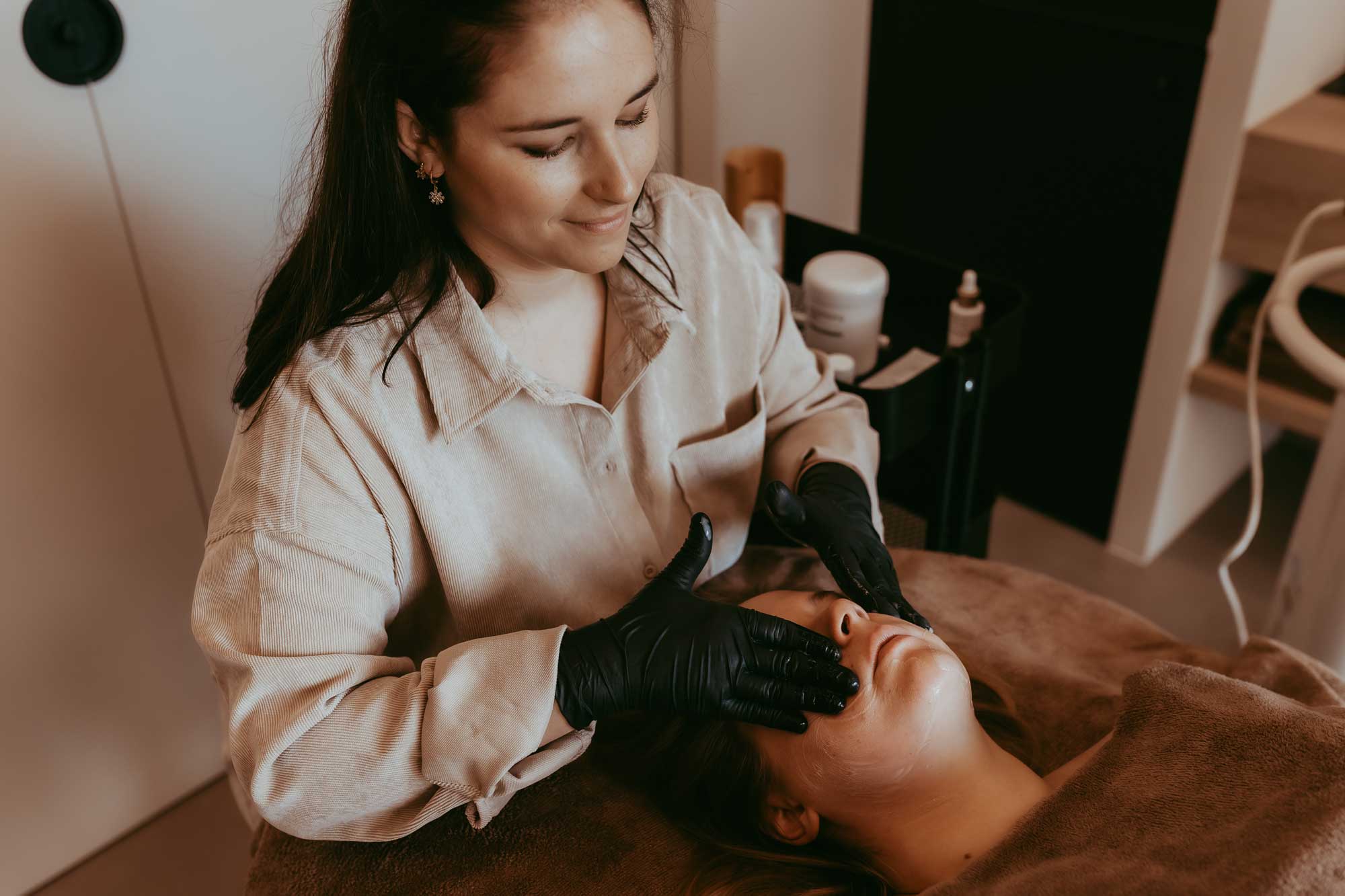 Rani geeft een gezichtsbehandeling | esthetiek rani | Schoonheidsspecialiste Rani Wynant, esthetiek, rani, schoonheidsspecialiste, ontharing, laserontharing, laser, ontharing gooik, nagels, massage, gooik, schoonheidsinstituut, beauty, wellness, massage, nagels, pedicure, manicure, voeten, handen, gezicht, gelaatsverzorging, lichaamsverzorging, gelish, ontharing, make-up, gelnagels, hotstone, kaarsmassage, sportmassage, schoonheid, nagels gooik, nagels lennik, schoonheidsspecialiste gooik, schoonheidsspecialiste lennik, schoonheidsspecialiste, schoonheidsspecialste rani, schoonheidsspecialiste esthetiek rani, schoonheidssalon, rani wynant gooik, rani, wynant, esthetiek rani, esthetiek rani wynant, mesoestetic, mesoestetic producten, mesoestetic gooik, mesoestetic schoonheid, mesoestetic schoonheidsproducten, schoonheidsspecialiste rani, schoonheidsspecialiste rani wynant, schoonheidsspecialiste esthetiek rani, schoonheidsspecialiste esthetiek rani gooik, schoonheidsspecialiste esthetiek rani lennik